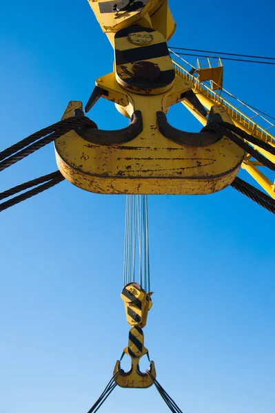 Завантаження в порт. Плаваючий портовий кран на фоні блакитного неба — стокове фото