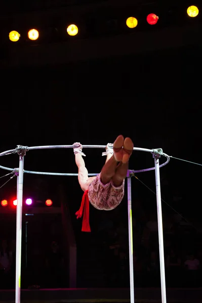 Rendimiento de acróbatas de aire en el circo — Foto de Stock