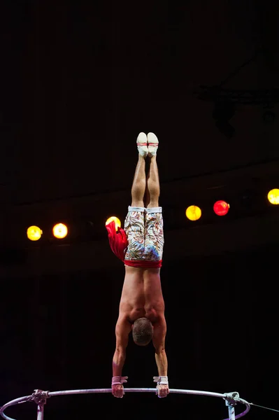 Rendimiento de acróbatas de aire en el circo — Foto de Stock