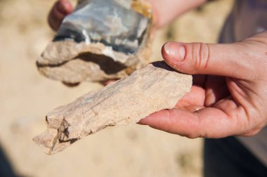 Terkedilmiş bir taş ocağında taş imalatı
