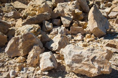 Terkedilmiş bir taş ocağında taş imalatı