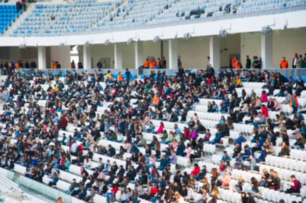 Bir stadyum üzerinde bulanık kalabalık — Stok fotoğraf