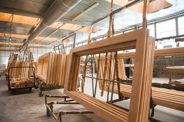 Fabricação de portas de madeira, janelas, móveis — Fotografia de Stock