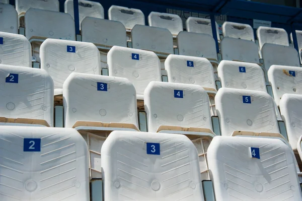 Assentos brancos vazios no estádio — Fotografia de Stock