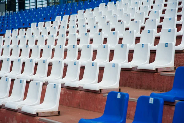 Prázdné bílé sedačky na stadionu — Stock fotografie