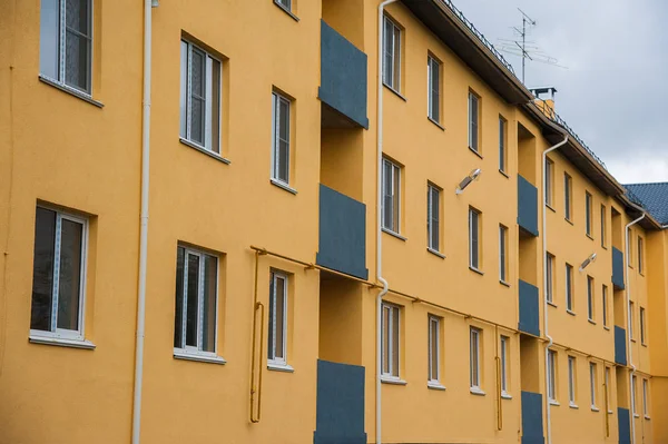 Nuevo edificio de apartamentos — Foto de Stock