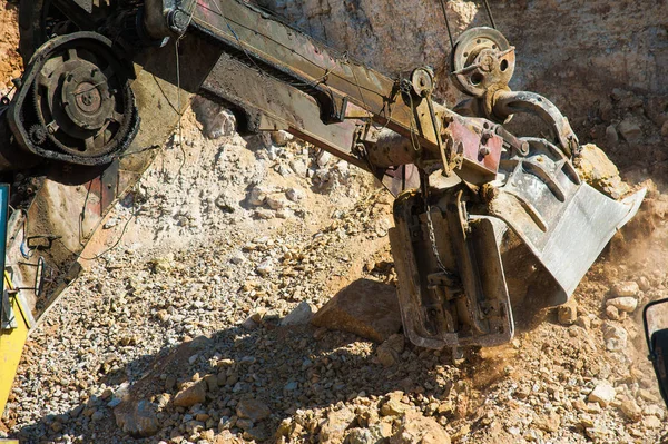 Producción de piedra en una cantera abandonada — Foto de Stock