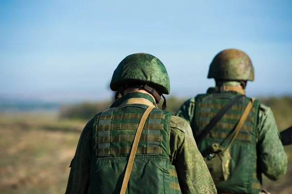 Russische Soldaten der Spezialeinheiten mit Waffen nehmen an Militäraktionen teil — Stockfoto