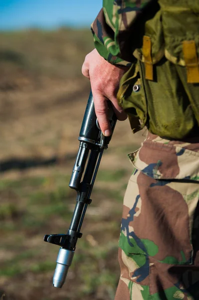 Russische Soldaten der Spezialeinheiten mit Waffen nehmen an Militäraktionen teil — Stockfoto