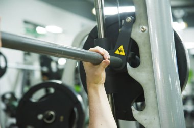 bir spor salonunda ağırlık