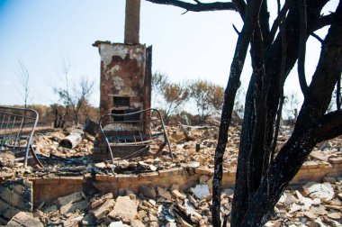 Yangın sonrası evin kalıntıları