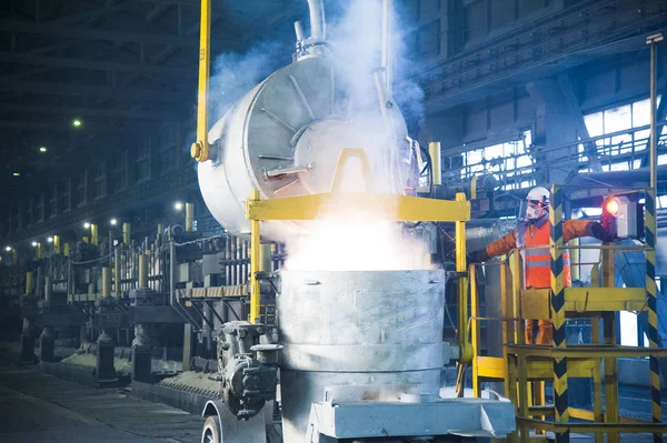 Современный крупный алюминиевый литейный завод — стоковое фото