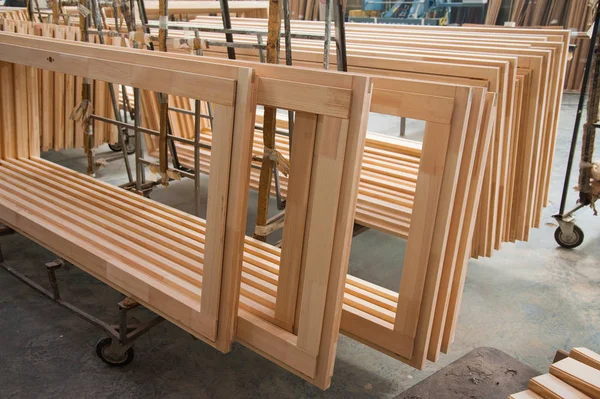 Производство деревянных дверей, окон, мебели — стоковое фото