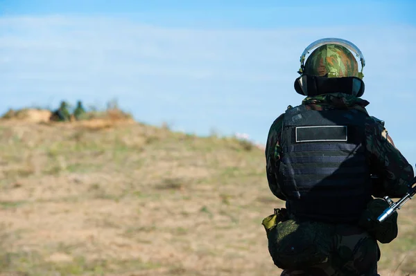 Russische Soldaten der Spezialeinheiten mit Waffen nehmen an Militäraktionen teil — Stockfoto