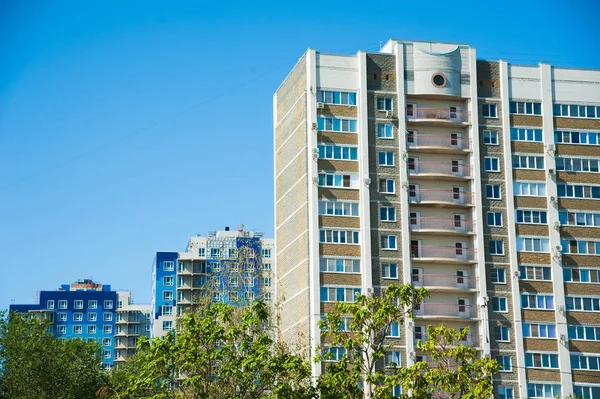 Gloednieuw appartement gebouw — Stockfoto