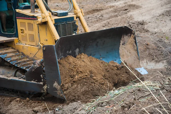 Gräv maskin som arbetar med jord — Stockfoto