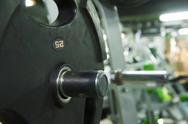 bir spor salonunda ağırlık