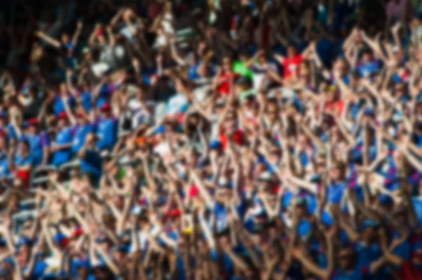 Multidão turva de espectadores em um estádio — Fotografia de Stock