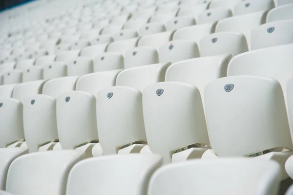 Puste białe fotele na stadionie — Zdjęcie stockowe