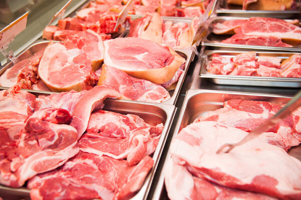 Сырые ломтики мяса
