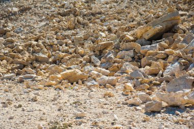 Terkedilmiş bir taş ocağında taş imalatı