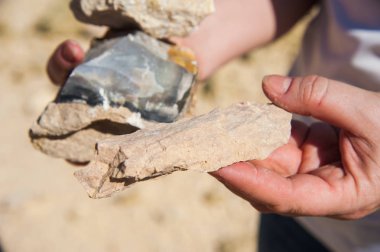 Terkedilmiş bir taş ocağında taş imalatı