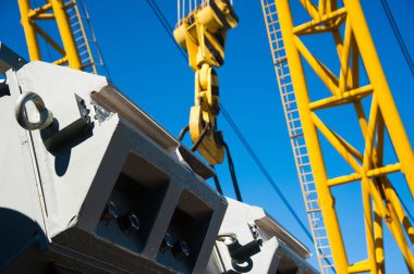 Limanda yükleniyor. Mavi gökyüzü arka planda yüzen liman vinç