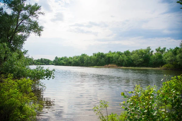 Paisaje de verano en la orilla del río — Foto de Stock