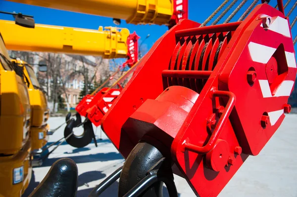 Grúas móviles de construcción con brazos telescópicos amarillos y t grande Fotos de stock