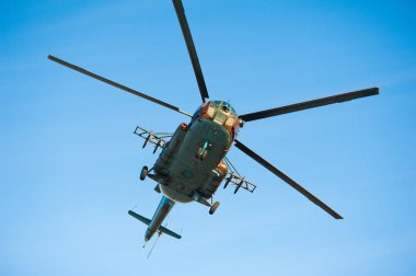 Tatbikat sırasında uçan askeri helikopter