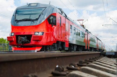 Modern demiryolunda kırmızı tren