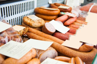 Bir kasap dükkanı pencerede sosis