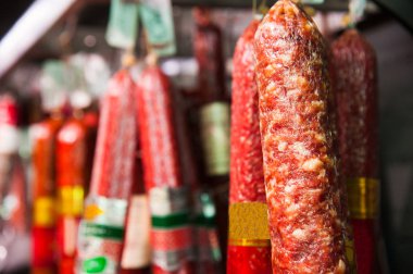 Bir kasap dükkanı pencerede sosis