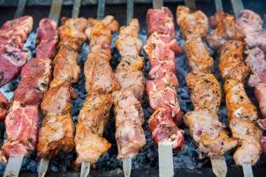 Mangal üzerinde pişirme shashlik