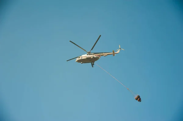 Fire helicopter extinguishes a forest fire — Stock Photo, Image