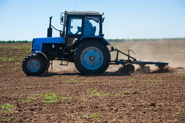 Landbouw met een tractor — Stockfoto