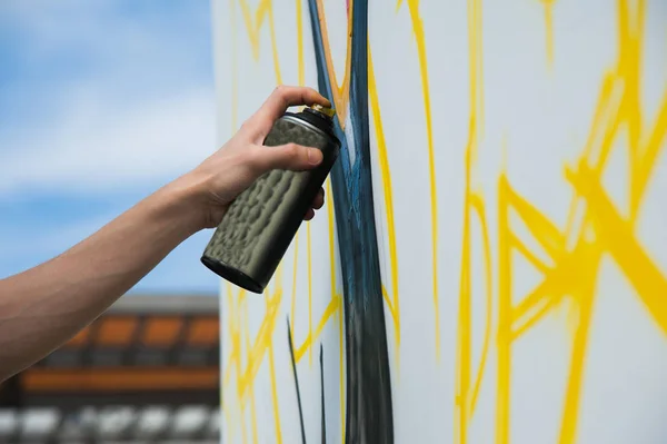 Graffiti Mãos de artista com latas de tinta — Fotografia de Stock