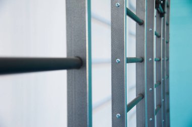 Spor salonundaki duvar barları. Okul jimnastik salonunda duvar barlar
