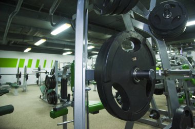 bir spor salonunda ağırlık
