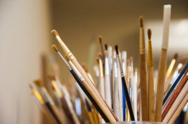Boyama için fırçalar. Kıl çeşitli şekillerde. Sanat atölyesi
