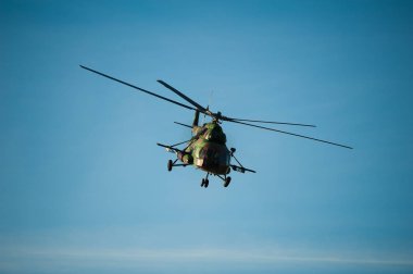 Tatbikat sırasında uçan askeri helikopter
