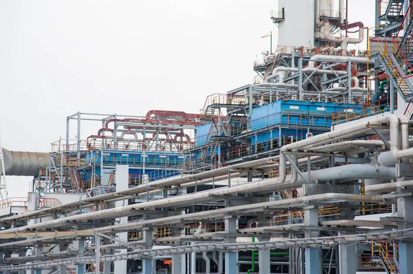 Olie-en gasindustrie. Olieraffinaderij plant vorm industrie — Stockfoto