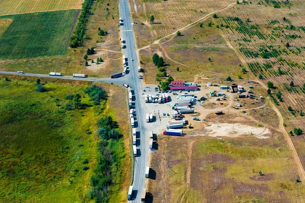 Arabalar ile yol üzerinde havadan görünümü — Stok fotoğraf