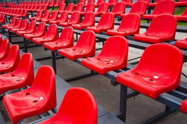 Kırmızı koltuklarda boş Stadyumu