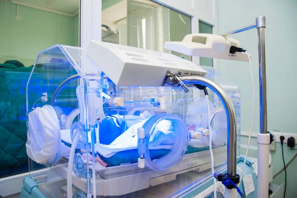 Nyfödda baby sova i inkubator — Stockfoto