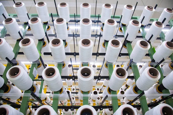 Линия промышленного производства тканей — стоковое фото