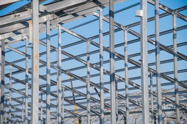 çelik çerçeve Atölyesi mavi gökyüzü karşı yapım aşamasındadır