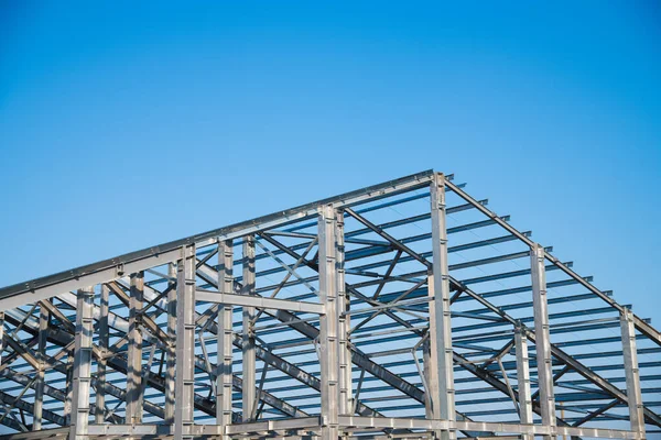 Stahlrahmen-Werkstatt wird vor blauem Himmel gebaut — Stockfoto