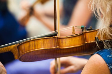 Kemancı yakın çekim keman çalıyor