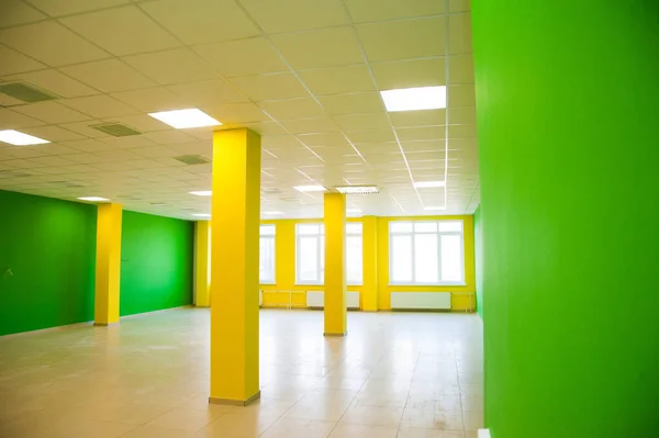 Empty clean hallway or corridor of interior classroom — Φωτογραφία Αρχείου